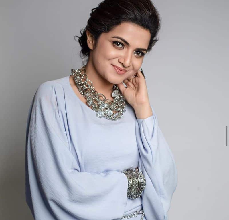 Vijay TV Fame Dhivyadharshini Share a Picture about Leg Fracture