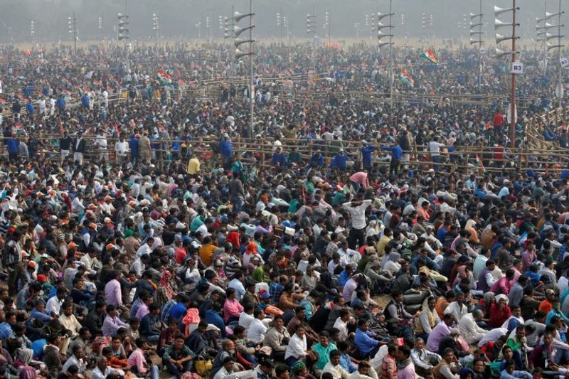 राजनीतिक सभाएं, धार्मिक आयोजन, खेल आयोजन पर भी रोक रहेगी। 