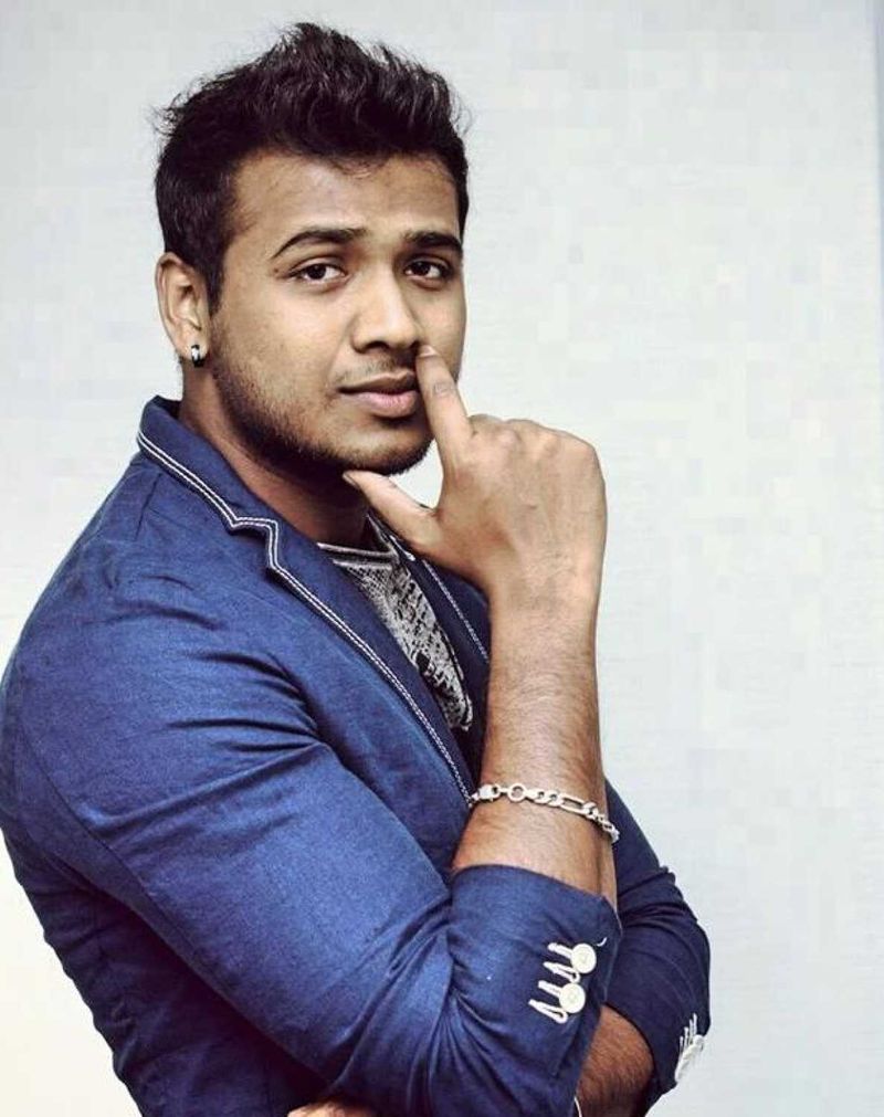 Ashu reddy hot comments on rahul, nandini roy lip lock