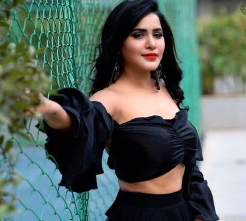 Ashu reddy hot comments on rahul, nandini roy lip lock