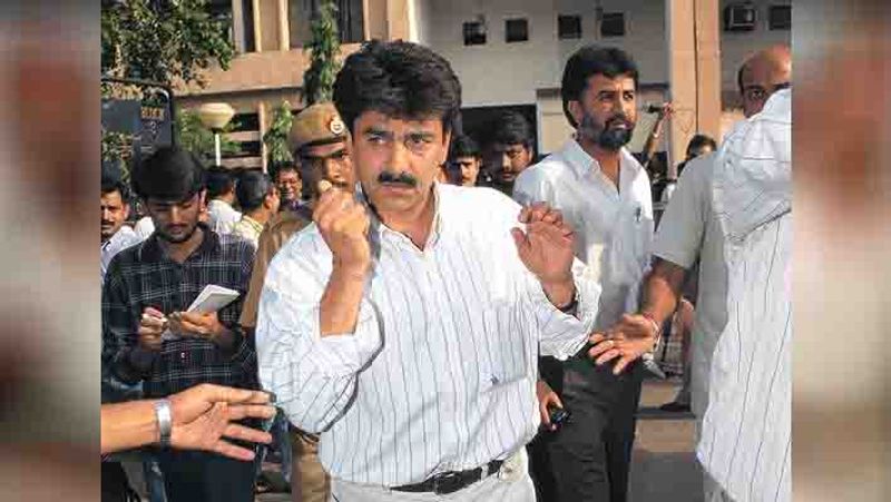 उन्होंने तहलका पत्रिका के साथ मिलकर कई बड़े खिलाड़ियों का स्टिंग ऑपरेशन भी किया था। हालांकि बाद में वो खुद इन्हीं आरोपों में फंस गए थे।