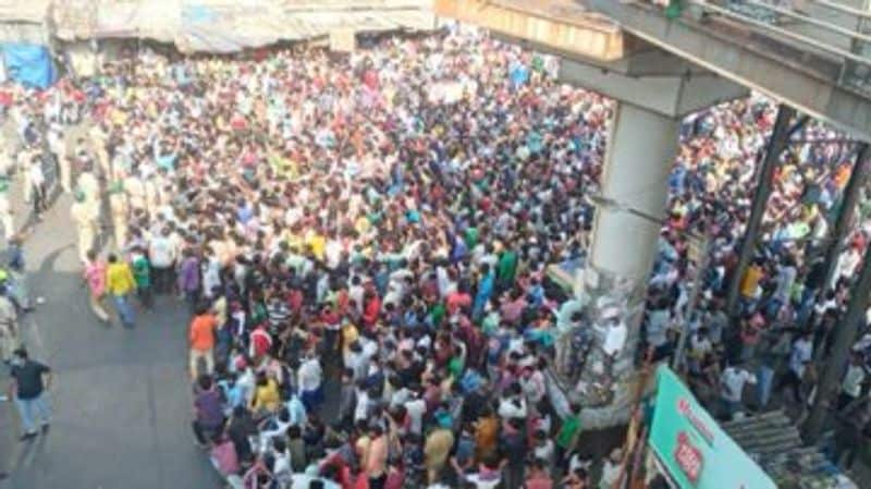 തൊഴിലാളികൾക്ക് സ്വന്തം നാടുകളിലേക്ക് മടങ്ങാൻ അവസരം നൽകാതെ കേന്ദ്രം ലോക്ക് ഡൗണ് പ്രഖ്യാപിച്ചതാണ് സ്ഥിതി മോശമാക്കിയതെന്ന് ശിവസേനാ നേതാവ് ആദിത്യ താക്കറെ ആരോപിച്ചു.