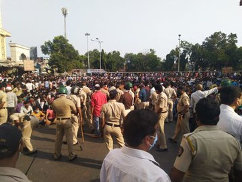 സംസ്ഥാന സർക്കാർ തൊഴിലാളികൾക്ക് അടിസ്ഥാന സൗകര്യങ്ങൾ ഒരുക്കാത്തതാണ് പ്രതിഷേധത്തിന് കാരണമെന്ന് മുൻ മുഖ്യമന്ത്രിയും ബിജെപി നേതാവുമായ ദേവേന്ദ്ര ഫഡ്നാവിസ് വിമശിച്ചു. നേരത്തെ കേരളത്തിലും ഗുജറാത്തിലെ സൂറത്തിലും സമാനരീതിയിൽ തൊഴിലാളികൾ തെരുവിലിറങ്ങിയിരുന്നു.