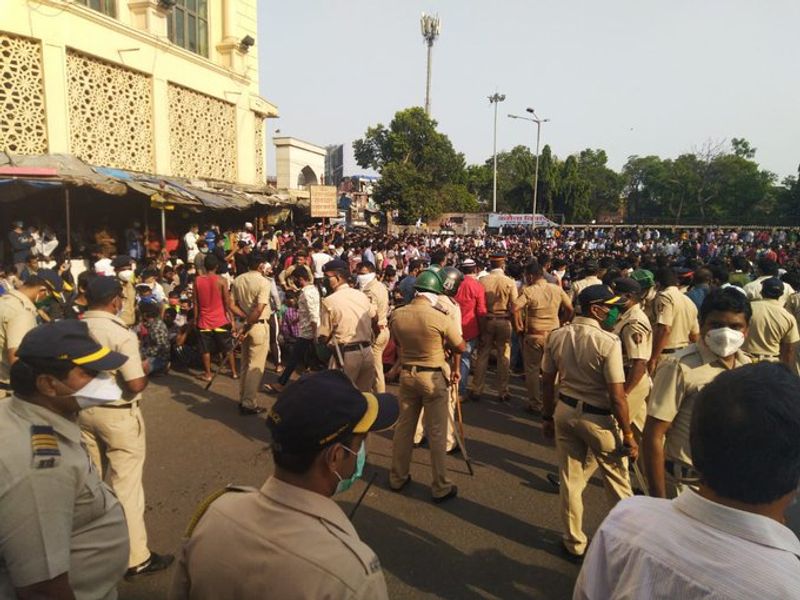 ഇതിനിടെ ട്രെയിന് ഓടുമെന്ന് വാര്ത്ത നല്കിയ മറാഠി പത്രത്തിനെതിരെ മുംബൈ പൊലീസ് കേസെടുത്തു.