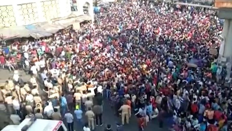 സംഭവത്തെക്കുറിച്ച് കേന്ദ്ര ആഭ്യന്തര മന്ത്രി അമിത് ഷാ, മഹാരാഷ്ട്ര മുഖ്യമന്ത്രി ഉദ്ദവ് താക്കറെയുമായി ഫോണിൽ ചർച്ച നടത്തി.