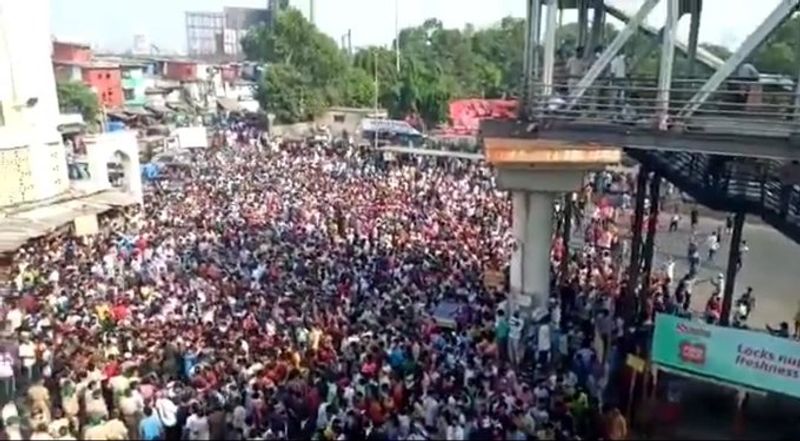 തൊഴിലാളികൾക്ക് അടിസ്ഥാന സൗകര്യങ്ങൾ ഒരുക്കുന്നതിൽ സർക്കാർ പരാജയപ്പെട്ടതാണ് പ്രതിഷേധത്തിന് കാരണമെന്ന് മുൻ മുഖ്യമന്ത്രിയും ബിജെപി നേതാവുമായി ദേവേന്ദ്ര ഫഡ്നാവിസ് വിമർശിച്ചു.