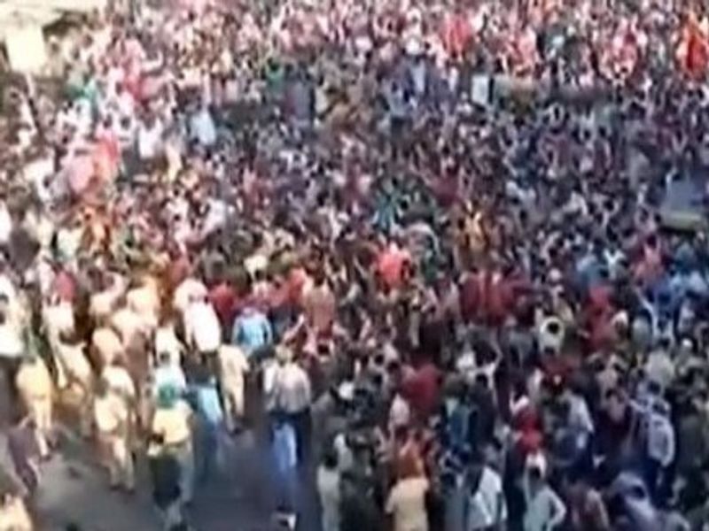 തൊഴിലാളികൾക്ക് സ്വന്തം നാടുകളിലേക്ക് മടങ്ങാൻ അവസരം നൽകാതെ കേന്ദ്രം ലോക്ക് ഡൗണ് പ്രഖ്യാപിച്ചതിന്റെ പ്രത്യാഘാതമാണിതെന്ന് ശിവസേനാ നേതാവ് ആദിത്യതാക്കറെ പറഞ്ഞു.