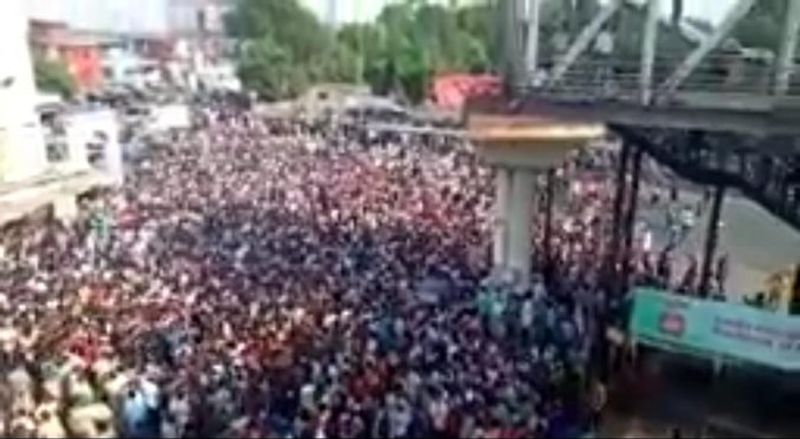 കുടിയേറ്റ തൊഴിലാളികള് മുംബൈയില് പ്രതിഷേധത്തിനിറങ്ങിയ സംഭവത്തില് കേന്ദ്രസര്ക്കാരിനെ വിമര്ശിച്ച് നടനും മക്കള് നീതി മയ്യം അധ്യക്ഷനുമായ കമല്ഹാസന് രംഗത്തെത്തി.
