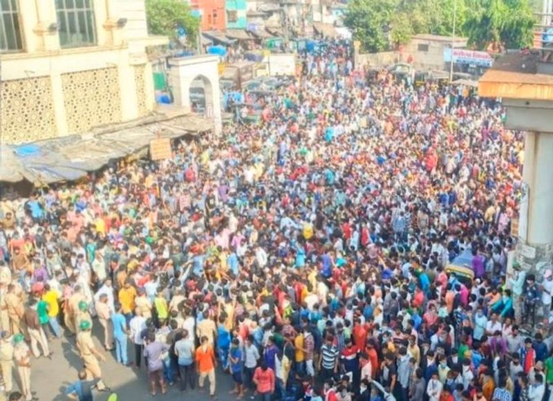 കുടിയേറ്റ തൊഴിലാളികളുടെ പ്രശ്നങ്ങൾക്ക് പരിഹാരം കാണേണ്ടതുണ്ടെന്നും അവരെയും കൂടി പരിഗണിച്ചാവണം പ്രഖ്യാപനങ്ങള് നടത്തേണ്ടതെന്നും കമൽഹാസൻ ആവശ്യപ്പെട്ടു.