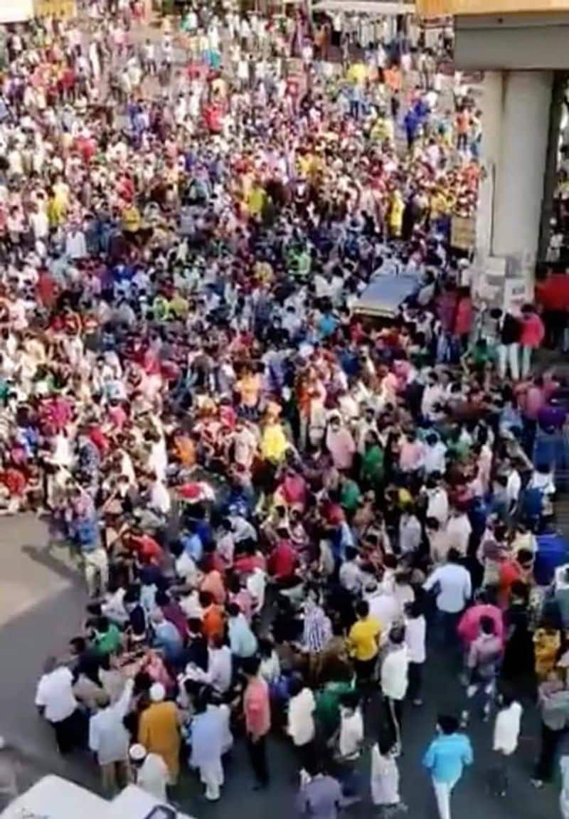‘ആദ്യം ദില്ലി ഇപ്പോള് മുംബൈ. കുടിയേറ്റ തൊഴിലാളികള് നേരിടുന്ന പ്രതിസന്ധി ഒരു ടൈം ബോബാണ്. കൊവിഡിനേക്കാള് വലിയ പ്രതിസന്ധിയാകുന്നതിന് മുമ്പ് അത് നിര്വീര്യമാക്കണം. ഏറ്റവും താഴെത്തട്ടില് എന്താണ് സംഭവിക്കുന്നതെന്ന് ബാല്ക്കണി സര്ക്കാര് ശ്രദ്ധിക്കണം’, കമല് ട്വിറ്ററില് കുറിച്ചു.