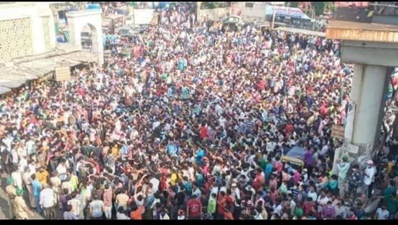 എന്തുകൊണ്ടാണ് ഇവര് ജുമാമസ്ജിദിന് മുന്പില് ഒന്നിച്ച് കൂടിയത്. ഏപ്രില് 30 വരെ മഹാരാഷ്ട്രയില് ലോക്ക്ഡൌണ് പ്രഖ്യാപിച്ചിരുന്നു. അന്നുണ്ടാകാത്ത രീതിയില് ആള്ക്കൂട്ടമുണ്ടായതിന് പിന്നില് ഗൂഢാലോചനയാണെന്നാണ് കപില് മിശ്ര ട്വീറ്റില് കുറിച്ചു.