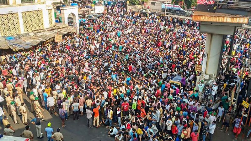 ഭക്ഷണമോ പാർപ്പിടമോ അല്ല അവരുടെ ആവശ്യം, അവര് വീട്ടിലേക്ക് മടങ്ങി പോകാനാണ് ആഗ്രഹിക്കുന്നതെന്ന് മഹാരാഷ്ട്ര സർക്കാരിലെ കാബിനറ്റ് മന്ത്രിയും മുഖ്യമന്ത്രി ഉദ്ദവ് താക്കറെയുടെ മകനുമായ ആദിത്യ താക്കറെ ട്വീറ്റ് ചെയ്തു.