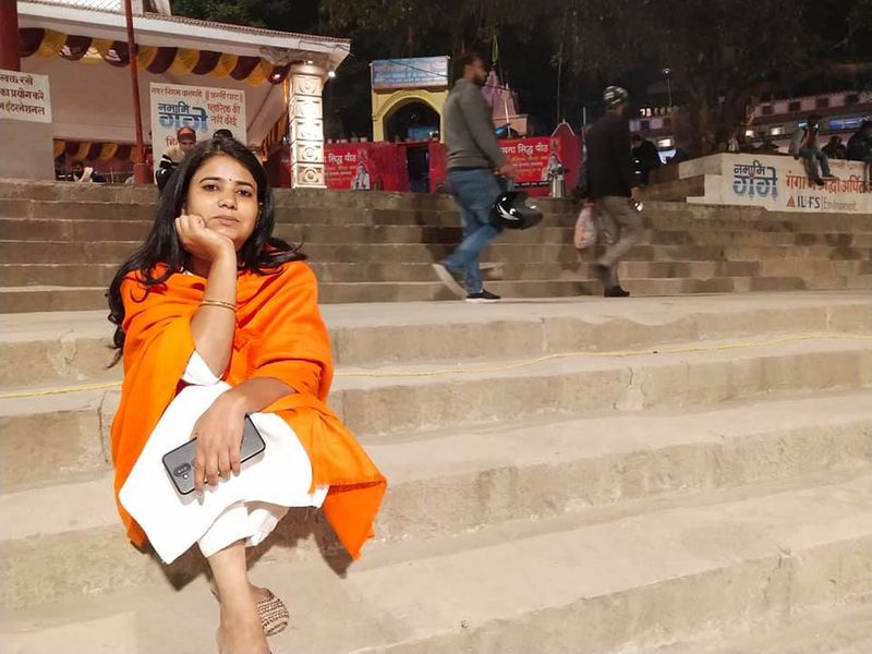 ऋतु ने जब अपने गांव की दुर्दशा देखी तो वो दिल्ली के चकाचौंध भरे सुविधायुक्त जीवन को अलविदा कह गांव की कायाकल्प बदलने का संकल्प लिया। वह सीतामढ़ी जिले के सोनबरसा प्रखंड की सिंहवाहिनी पंचायत की मुखिया है। ऋतु के सशक्त नेतृत्व में सिंहवाहिनी पंचायत विकास की नित नयी इबारत लिख रही हैं।