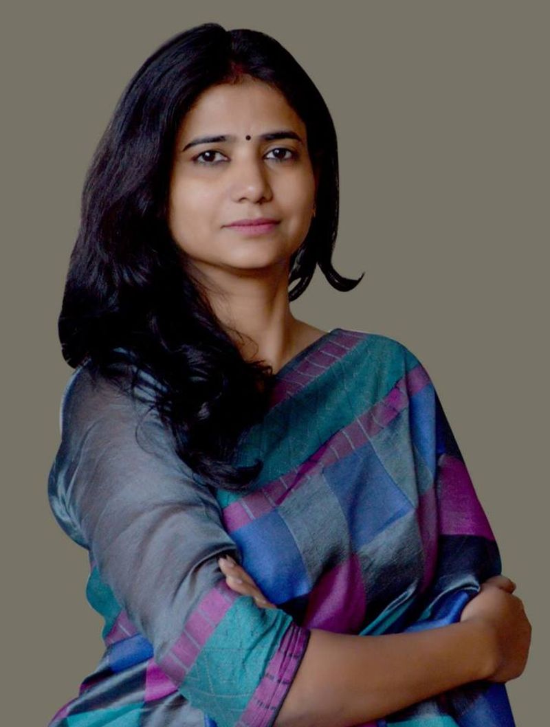 ऋतु :- "मेरे पति और बेटी ने मेरे निर्णय का समर्थन किया, मेरी बेटी ने कहा मम्मी हम हॉस्टल में रह लेंगे और आप गांव जाकर वहां बहुत सारे बच्चों को पढ़ाइये। उसकी बातों ने मुझे हिम्मत दी और मैंने उनका दाखिला रेजिडेंसिअल स्कूल में करा दिया और निकल पड़ी अपनी ग्राम पंचायत के विकास के लिए।"