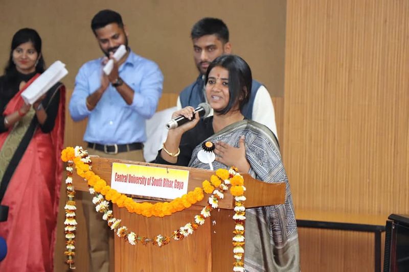 ऋतु ने शपथ ग्रहण करने के अगले ही दिन बिना सरकारी फंड का इंतजार किये अपने निजी खर्च पर काम करना शुरू कर दिया। पहला काम था गांव में सड़क बनाना। शुरू में लोग सड़कों के लिए अपनी एक इंच जमीं भी देने को तैयार नही थे, ऋतु ने बताया गांव की मुख्य सड़क बनाने के लिए कई बार टेंडर हुआ। कुछ असामाजिक तत्व अड़ंगा लगाने लगे, जिससे टेंडर कैंसिल हो गया। अब फिर से काम शुरू हुआ है।