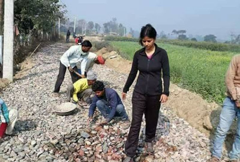 अपने परिवार में दो छोटे बच्चों को छोड़कर अपने गांव की तरफ रुख करना ऋतु के लिए आसान नहीं था लेकिन गांव के कई परिवारों के विकास के लिए ऋतु ने आखिर यह फैसला लिया। एक बार गांव जाने के दौरान कुछ दूर पहले ही कार कीचड़ में फंस गई। 