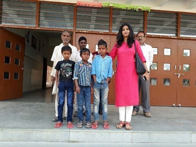 गांव के लोगों को ऋतु की बातें समझ आ गयी और उन्होंने भारी मतों से उन्हें विजयी बना दिया। अब उनके विकास की जिम्मेदारी ऋतु के कंधों पर थी। एक ऐसा गांव जहां न सड़कें थी, न आजादी के बाद से बिजली आई थी, न मोबाइल टावर था, न ही शिक्षा की व्यवस्था थी।
