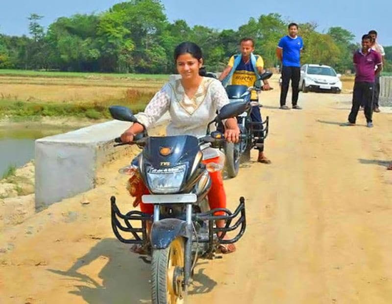 कार निकालने की हर कोशिश बेकार थी उन्हें बैलगाड़ी पर सवार होकर आगे बढ़ना पड़ा। कुछ दूर जाते ही बैलगाड़ी भी कीचड़ में फंस गई। गांव की ऐसी जर्जर स्थिति देख ऋतु का मन व्यथित हो उठा। तभी उन्होंने फैसला लिया कि वह गांव की तकदीर बदलेंगी।