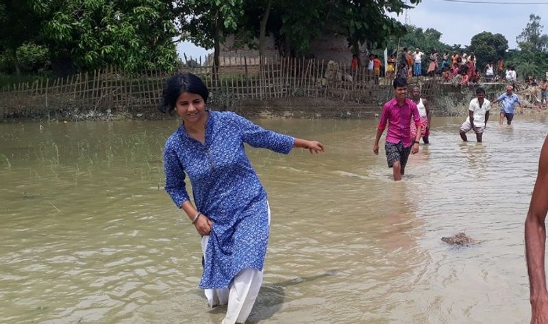 इस दौरान गांव के लोग सड़क के लिए अपनी एक-एक इंच जमीन छोड़ने को तैयार न थे। लोगों को समझाने में कड़ी मेहनत करनी पड़ी। मैंने बताया कि अगर सड़क नहीं बनेगी तो गांव का कैसे विकास होगा। आप के बच्चे कैसे गांव से बाहर जाएंगे। आप खेती करते हैं। उसको बाजार में बेचेंगे तो अधिक पैसा मिलेगा। गांव के बीमार लोग जब गांव से बाहर नहीं जाएंगे तो कैसे इलाज होगा। इन बातों का असर लोगों पर हुआ और वे एक-एक कर जमीन देने को तैयार हुए।
कई चुनौतियों के बाद सड़क निर्माण का रास्ता साफ़ हुआ और गांव में पक्की सड़क आई। आज़ादी के बाद पहली बार गांव में बिजली आई। उसके बाद ऋतु के आगे लक्ष्य था गांव की शिक्षा को सुदृढ़ बनाना। इसके लिए उन्होंने गांव की एक डॉक्यूमेंट्री बनाई और उसे कुछ एन.जी.ओ को जाकर दिखाया। 