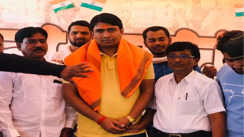 मुंबई में जब उत्तर भारतीयों को पीटा जा रहा था, तब यह आदमी फेसबुक पर मनसे, राज ठाकरे को खुली चुनौती देता था। बेकरी का काम के विनय ने उत्तर भारतीय महा पंचायत संगठन बनाया।