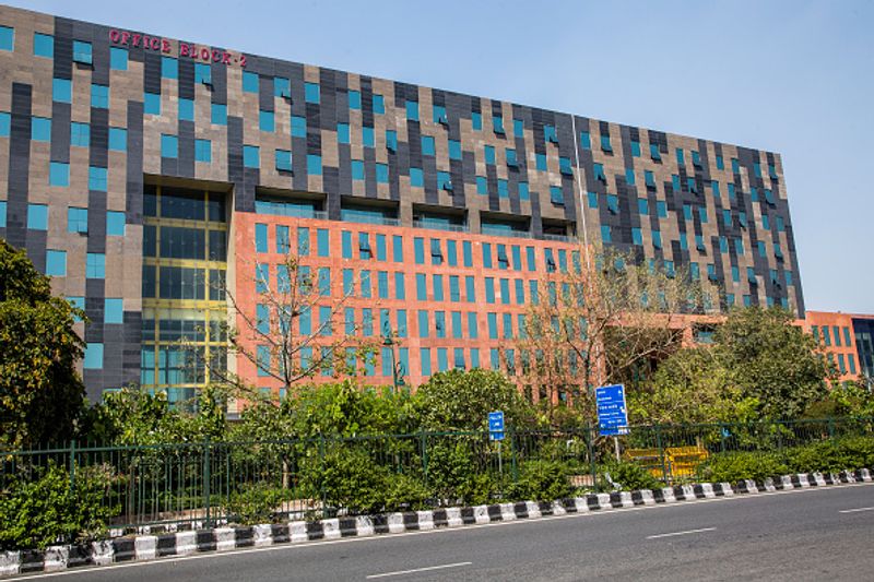 लॉकडाउन में रिपेयरिंग की दुकानें खुलेंगी
20 अप्रैल के बाद कृषि क्षेत्र को राहत दी जाएगी। फार्म मशीनरी से जुड़े दुकान, स्पेयर पार्ट्स की दुकान, मरम्मत की दुकान 20 अप्रैल से खुलेंगी। खेती से जुड़ी सभी गतिविधियां चालू रहेंगी। किसानों और कृषि मजदूरों को हार्वेस्टिंग से जुड़े काम करने की छूट रहेगी। कृषि उपकरणों की दुकानें, उनके मरम्मत और स्पेयर पार्ट्स की दुकानें खुली रहेंगी।
