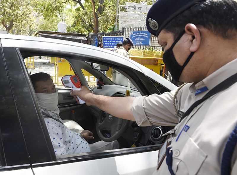 ऑफिस में भी एक जगह 5 से ज्यादा लोग इकट्ठा न हो
लॉकडाउन के नए नियम के तहत किसी पब्लिक प्लेस पर 5 से ज्यादा लोग इकट्ठा नहीं हो सकते हैं। किसी ने भी इस नियम का पालन नहीं किया तो उसे सजा दी जा सकती है।