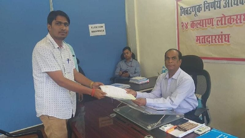 एक पोस्ट में उसने 18 अप्रैल तक ट्रेनें शुरू नहीं होने पर देशव्यापी आंदोलन की चेतावनी तक दी है। बता दें कि इस मामले में पुलिस ने करीब एक हजार लोगों के खिलाफ एफआईआर दर्ज की है। मुंबई के बांद्रा रेलवे स्टेशन पर प्रवासी मजदूरों को गुमराह कर इकट्ठा करने के आरोपी विनय दुबे को मुंबई पुलिस ने एरोली क्षेत्र से गिरफ्तार कर लिया है। (फाइल फोटो)