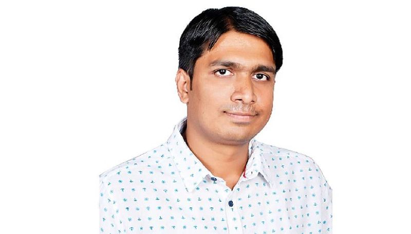 मुंबई के बांद्रा रेलवे स्टेशन पर प्रवासी मजदूरों को गुमराह कर इकट्ठा करने के आरोपी विनय दुबे को मुंबई पुलिस ने एरोली क्षेत्र से गिरफ्तार कर लिया है। इसके बाद आरोपी विनय दुबे को मुंबई पुलिस देर रात बांद्रा स्टेशन ले गई। 