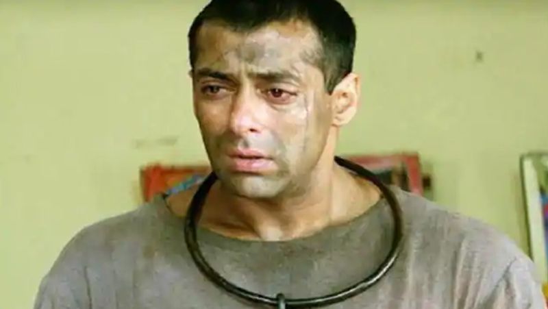 সলমন খানের পাঁচ বছরের জেল হয়েছিল। কিন্তু তিনি তিন দিনের পরই জেল থেকে ছাড়া পেয়ে যান। এরপর আবারও তাঁকে জেলে যেলে যাওয়ার কথা বলা হয়, কিন্তু সেবারও তিনি একদিনের মাথায় বেল পেয়েছিলেন।