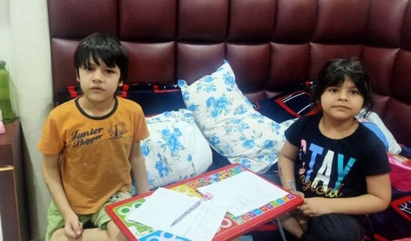 दरअसल, मंगलावर को सिरसा के दो बच्चे 8 साल का तारुष और 5 साल की अनाया कोरोना को हराकर अपने घर लौट आए। बता दें कि करीब 15 दिन पहले यह भाई-बहन सिरसा के सिविल अस्पताल में भर्ती थे। बता दें कि 30 मार्च को इनकी मां कोरोना पॉजिटिव मिली थी। वह सिरसा में एक पीजी चलाती थीं। महिला के बाद जब दोनों बच्चों की रिपोर्ट आई तो वह भी संक्रमित मिले। इसके बाद से उन्हें आइसोलेशन वार्ड में भर्ती कर दिया गया था। हालांकि, पति की रिपोर्ट निगेटिव आई थी।
