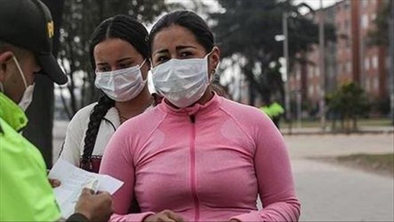 एक हेल्थ वर्कर महिलाओं से स्वास्थ्य संबंधी जानकारी लेकर नोट कर रहा है।