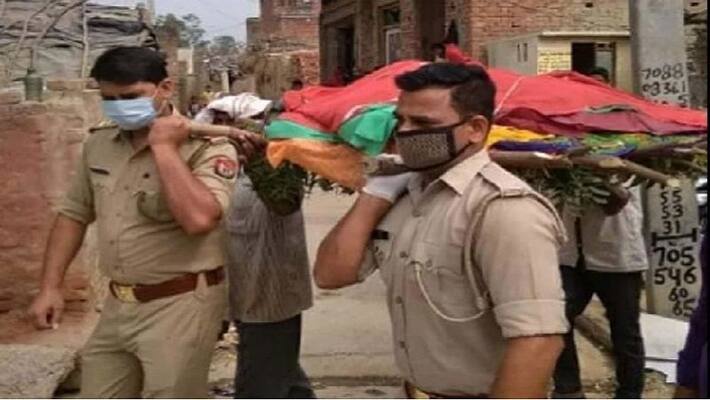 Destitute Hindu woman dies in lockdown, Muslim boy with policemen shoulder dead body ASA Destitute Hindu woman dies in lockdown, Muslim boy with policemen shoulder dead body ASA