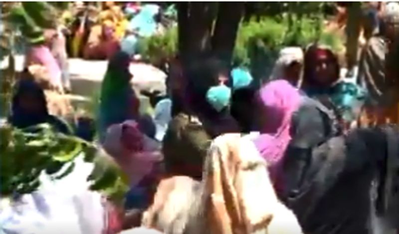 कोरोना के समय में इमरान सरकार ने इसी कार्यक्रम के तहत गरीबों को सहायता राशि बांटी। इस दौरान जो देखने को मिला वो खौफनाक था। 