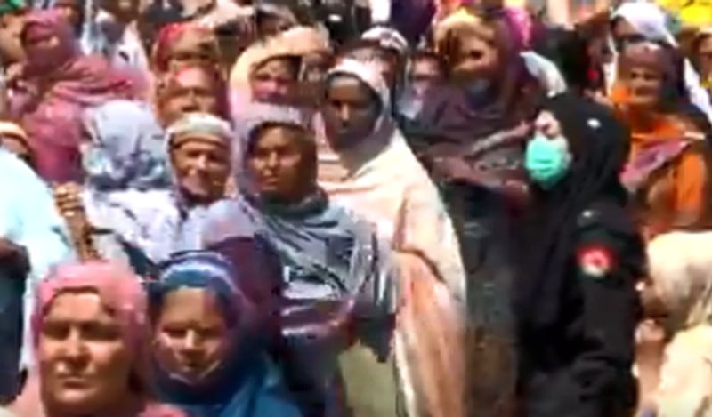 कोरोना के इस खौफनाक दौर में पाकिस्तान से सामने आई ये तस्वीरें डरावनी हैं। 