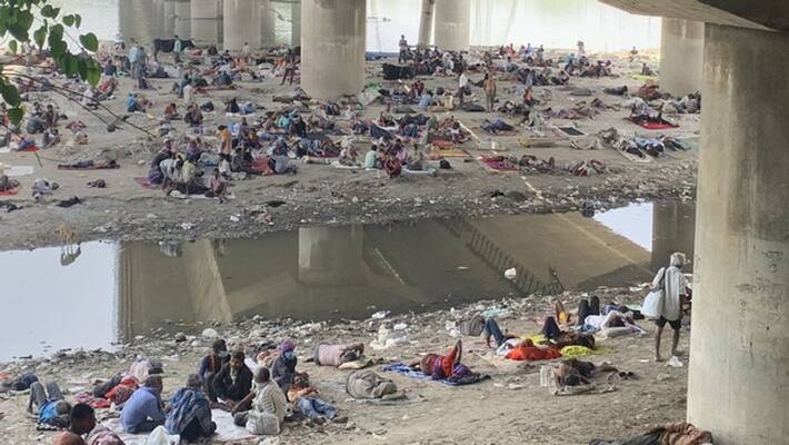 Hundreds of laborers are living under the bridge on the banks of river Yamuna in Delhi kpn Hundreds of laborers are living under the bridge on the banks of river Yamuna in Delhi kpn