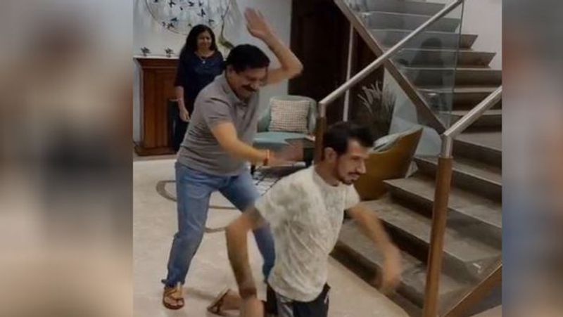 हालांकि अब चहल अपने घर में कैद हैं और परिवार के लोगों के साथ ही वीडियो बना रहे हैं।