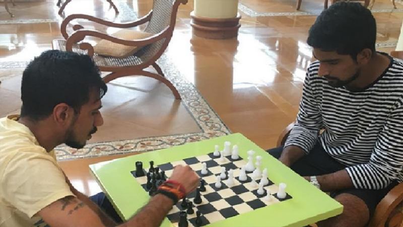क्रिकेट में करियर बनाने से पहले चहल शतरंज के खिलाड़ी थे। गेंदबाजी के दौरान भी वो अपना दिमाग कुछ इसी तरह चलाते हैं।