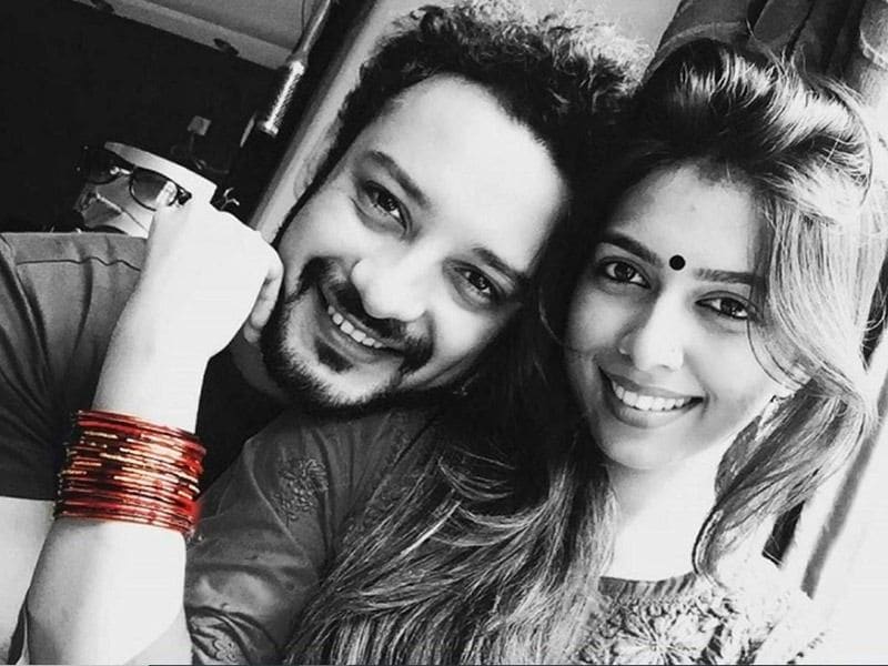 বিভিন্ন তথ্য নিয়ে কাটাছেড়া করতে গিয়ে জানা যায়, সনিকার সঙ্গে বিক্রমের নাকি সম্পর্কও ছিল। এদিকে সাহেবের সঙ্গে সেই সময় রিলেশনশিপে ছিলেন সনিকা। যা নিয়ে রীতিমত পাব্লিকালি স্বীকারও করেছিলেন তাঁরা।