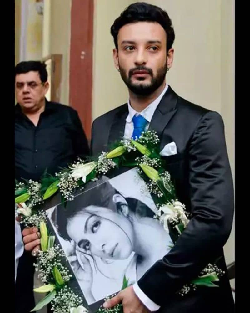 তাহলে কি সাহেবকে এড়িয়েই তাঁদের মধ্যে সম্পর্ক গড়ে উঠেছিল। সব কিছু নিয়ে থেকে গিয়েছে রহস্য। সেদিন রাতে ওভারস্পিডিং করছিলেন নাকি গাড়িতে সনিকার সঙ্গে বিক্রমের হাতাহাতি হয়েছিল সেসব নিয়ে নানা মতবিরোধ তৈরি হয়।