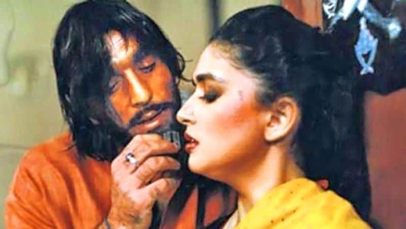 ১৯৯৩ সালে মুম্বই ব্লাস্টে সঞ্জয়কে নিয়ে শুরু হয় কাটাছেড়া। অভিনেতার বাড়ি থেকে পাওয়া যায় এক ফিফটি সিক্স।