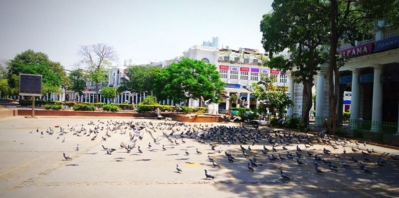 കൊവിഡ് 19 രോഗികളെ ചികിത്സിക്കുന്ന മലയാളി നഴ്സുമാർ ദില്ലിയില് നേരിടുന്ന പ്രശ്നങ്ങള് പരിഹരിക്കാന് ഇടപെടുമെന്ന് മുഖ്യമന്ത്രി പിണറായി വിജയന്. 'സാധനങ്ങള് വാങ്ങാന് കടകളില് പോകുമ്പോള് നേരിടുന്ന ബഹിഷ്കരണം ദില്ലിയില് കൊവിഡ് 19 രോഗികളെ ചികിത്സിക്കുന്ന മലയാളി നഴ്സുമാർ ശ്രദ്ധയില്പെടുത്തിയിട്ടുണ്ട്. ദില്ലി സർക്കാരിന്റെ ശ്രദ്ധയില്പ്പെടുത്തി പ്രശ്നം പരിഹരിക്കാന് ശ്രമിക്കും' എന്ന് മുഖ്യമന്ത്രി വ്യക്തമാക്കി.