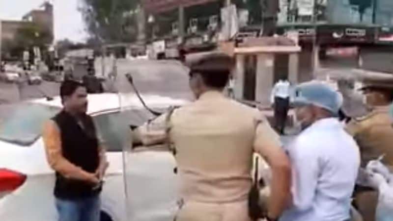 वीडियो की सच्चाई क्या है?
दरअसल, वीडियो को लेकर किया जा रहा दावा गलत है। वीडियो मॉकड्रिल का है जिसमें पुलिस और हेल्थ टीम सड़क पर कोरोना के मरीज को पकड़ने का अभ्यास कर रही है। ये मॉकड्रिल उत्तर प्रदेश के बाराबंकी में हुई थी।
गूगल पर मॉकड्रिल से जुड़ी कुछ लोकल रिपोर्ट्स भी हैं। इसके मुताबिक, बाराबंकी में पुलिस और हेल्थ वर्कर्स ने तैयारियों को परखने के लिए मॉकड्रिल की थी। मॉकड्रिल में डीएम डॉक्टर आदर्श सिंह और जिले के एसपी समेत कई बड़े अफसर भी शामिल थे।
