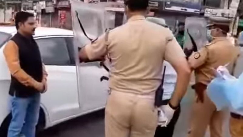 मॉकड्रिल में कुवैत से लखनऊ आए एक व्यक्ति को बाराबंकी की सड़क पर गाड़ी से उतारकर पहले उसका टेम्परेचर देखा गया। बाद में उसे कोरोना सस्पेक्ट मानते हुए अस्पताल ले जाया गया
