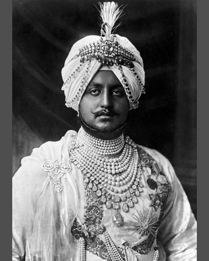 দেশীয় রাজ পরিবারের ইতিহাসে পটিয়ালার মহারাজা ভূপিন্দর সিং অন্যতম একজন রাজপরিবারের মহারাজা ছিলেন। অনেকেই বিরূপ মন্তব্য করে বলতেন, এই জনপ্রিয়তা তাঁক উদাসীন এবং চটকদার জীবনযাপনের কারণেই হয়েছিল। তিনি ভারতের প্রথম ব্যক্তি যিনি ১৯১০ সালে যুক্তরাজ্য থেকে কেনা এক বিমানের মালিক ছিলেন। এমনকী এর জন্য তিনি পটিয়ালায় বিমান চলাচলের জন্য আকাশপথও তৈরি করেছিলেন।