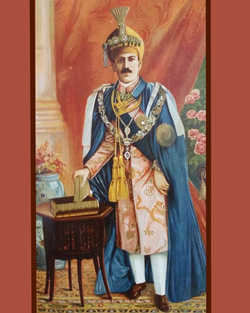 জনশ্রুতি রয়েছে যে একবার তিনি শীতের সময়ে এক কম্বল কেনার জন্য তাঁর একজন কাজের লোককে পাঠিয়েছিলেন। তবে তাঁর কঠোর নির্দেশ ছিল যেন ২৫ টাকার বেশি ব্যায় না হয়। নতুন কম্বলটির দাম ৩৫ টাকা হওয়ায় সহায়ককে খালি হাতে ফিরে আসতে হয়েছিল। তাই নিজাম তার পুরানো কম্বলটি দিয়েই শীত কাটিয়েছিলেন। সামরিক সংযোজনে আতঙ্কিত হয়ে নিজাম তাঁর বিশাল সম্পদের বেশিরভাগ অংশ লরি ও ট্রাকে লুকিয়ে রেখেছিলেন এবং সেগুলি তার এক প্রাসাদের তলদেশে একটি গোপন আন্ডারগ্রাউন্ড ঘরে লুকিয়ে রেখেছিলেন। কিন্তু যখন তিনি জানতে পারলেন যে ইঁদুরগুলি তার বর্ধিত ধনসম্পদের বেশ কিছু দ্রব্য দূরে সরিয়ে নিয়েছে, তখন তিনি খুব বিরক্ত হয়েছিলেন।