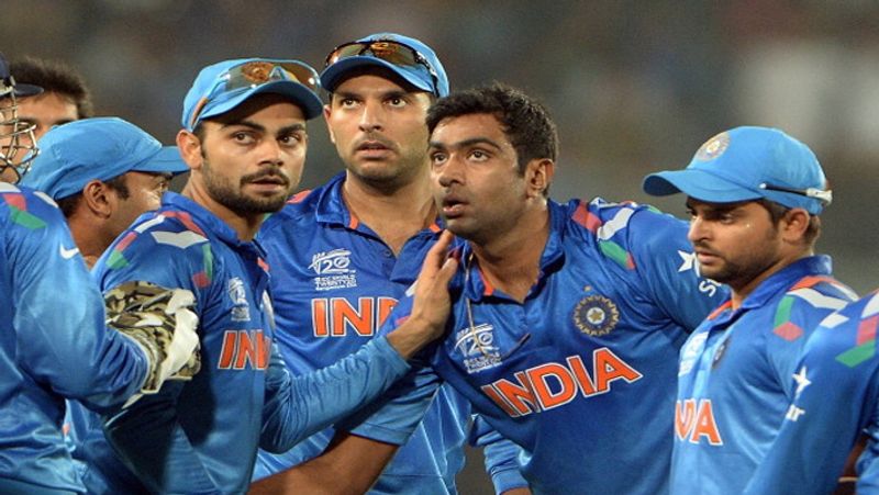 साल 2016 में यह टूर्नामेंट भारत की धरती पर ही खेला जा रहा था और टीम इंडिया यह खिताब जीतने की प्रबल दावेदार भी थी। सेमीफाइनल मैच में भारत ने वेस्टइंडीज के खिलाफ 192 रन बनाए थे और विपक्षी टीम के 2 विकेट सिर्फ 19 रन पर गिर गए थे। भारत की जीत तय नजर आ रही थी, पर ऑफ स्पिनर रविचंद्रन अश्विन ने दूसरी पारी के 7वें ओवर में और ऑलराउंडर हार्दिक पांड्या ने 15वें ओवर में नो बॉल फेंकी। इन दोनों गेंदों पर वेस्टइंडीज के बल्लेबाज सिमंस को जीवनदान मिला और उन्होंने 82 रनों की शानदार पारी खेलकर भारत को टूर्नामेंट से बाहर कर दिया। 