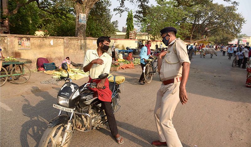 छत्तीसगढ़ में कोरबा जिले की हालत सबसे ज्यादा खराब है। यहां कोरोना के 25 केस मिले हैं। रायपुर में पांच केस मिले हैं। जबकि राजनादगांव, दुर्ग और बिलासपुर में बुधवार तक कोरोना का एक-एक केस सामने आया है। (प्रतीकात्मक फोटो) 