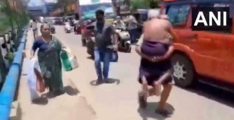 A person carried his 65-year-old ailing father in Punalur and walked close to one kilometre