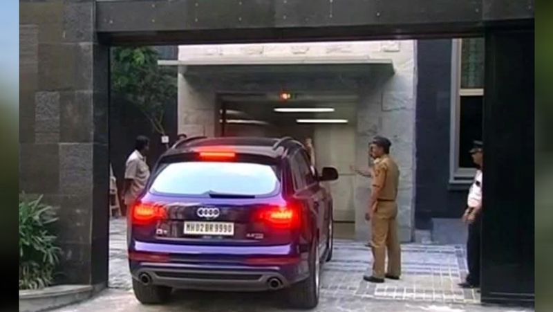 घर को बनने में 4 साल का समय लगा। इसमें कई चीजें विदेशों से लाकर लगाई गई हैं।
