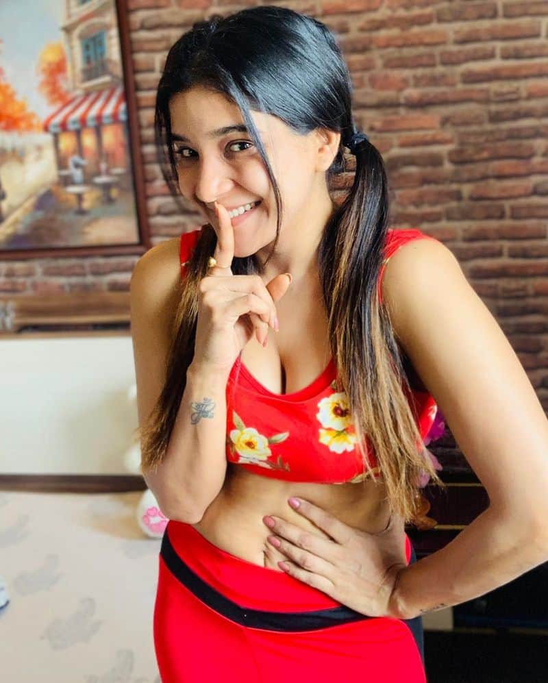 bigboss sakshi agarwal committed 4 new movie about live